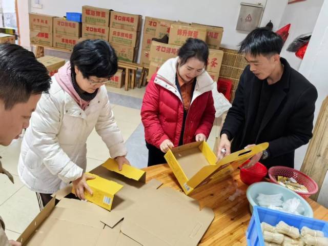 张智慧在鸡仔粉加工厂折叠包装盒。受访者供图