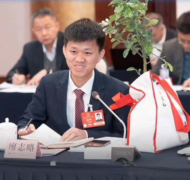 全国人大代表廖志略携化橘红树苗出席全国两会。图：南方+