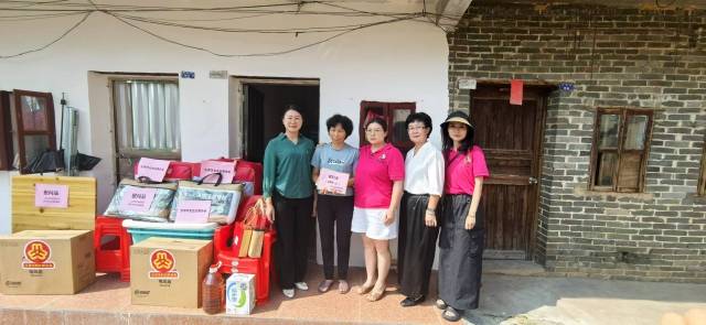 工作队慰问上桥村受灾妇女群众。受访者供图