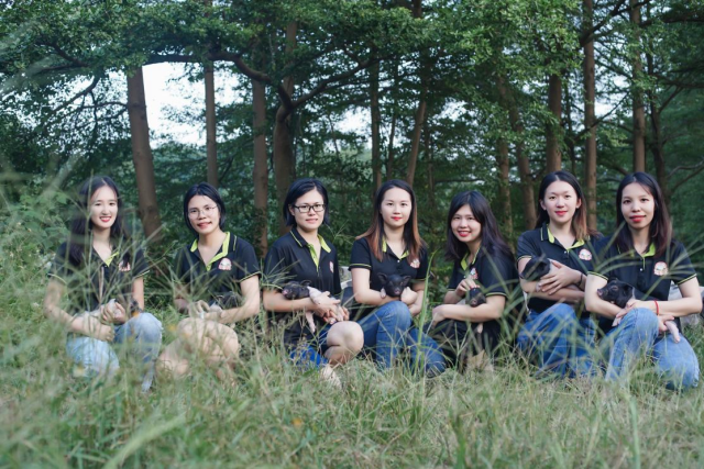 韩淑娜（左四）和她的六位女性合伙人，放弃大企业的工作，投身于土猪保种。