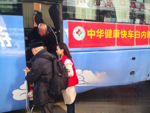 陈诗怡正在接送术后患者回新江镇。 陈诗怡正在接送术后患者回新江镇。