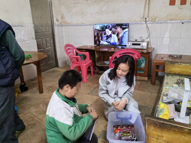 陈诗怡入户了解困难学子情况。 陈诗怡入户了解困难学子情况。