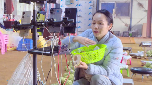 刘小洁在镜头前直播。