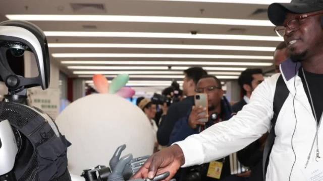 全国两会期间：境外记者提问，“夸父”对答如流