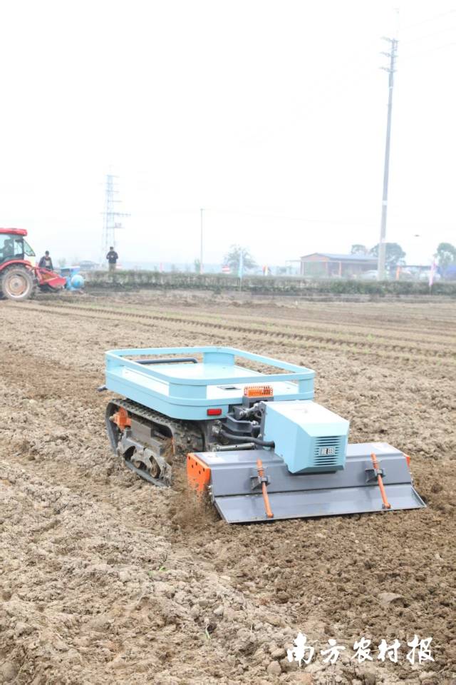 新能源（电动）履带旋耕机助力春耕。