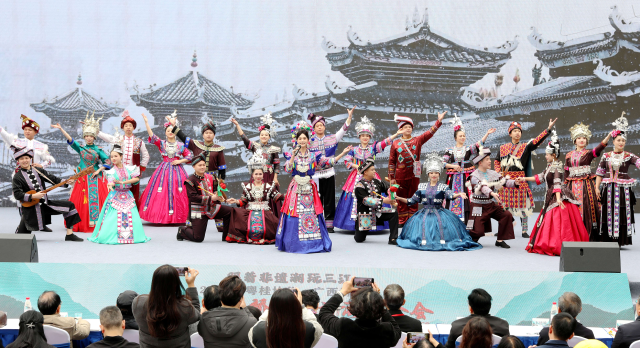 活动现场精彩的侗族歌舞表演