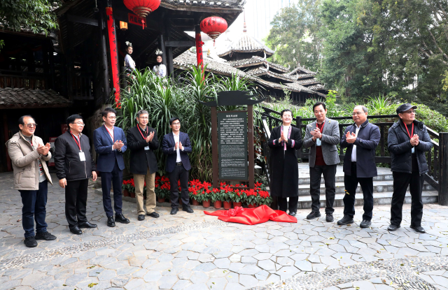 与会嘉宾共同为侗族风雨桥揭牌