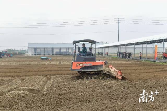 水旱两用履带旋耕机旱地旋耕作业。