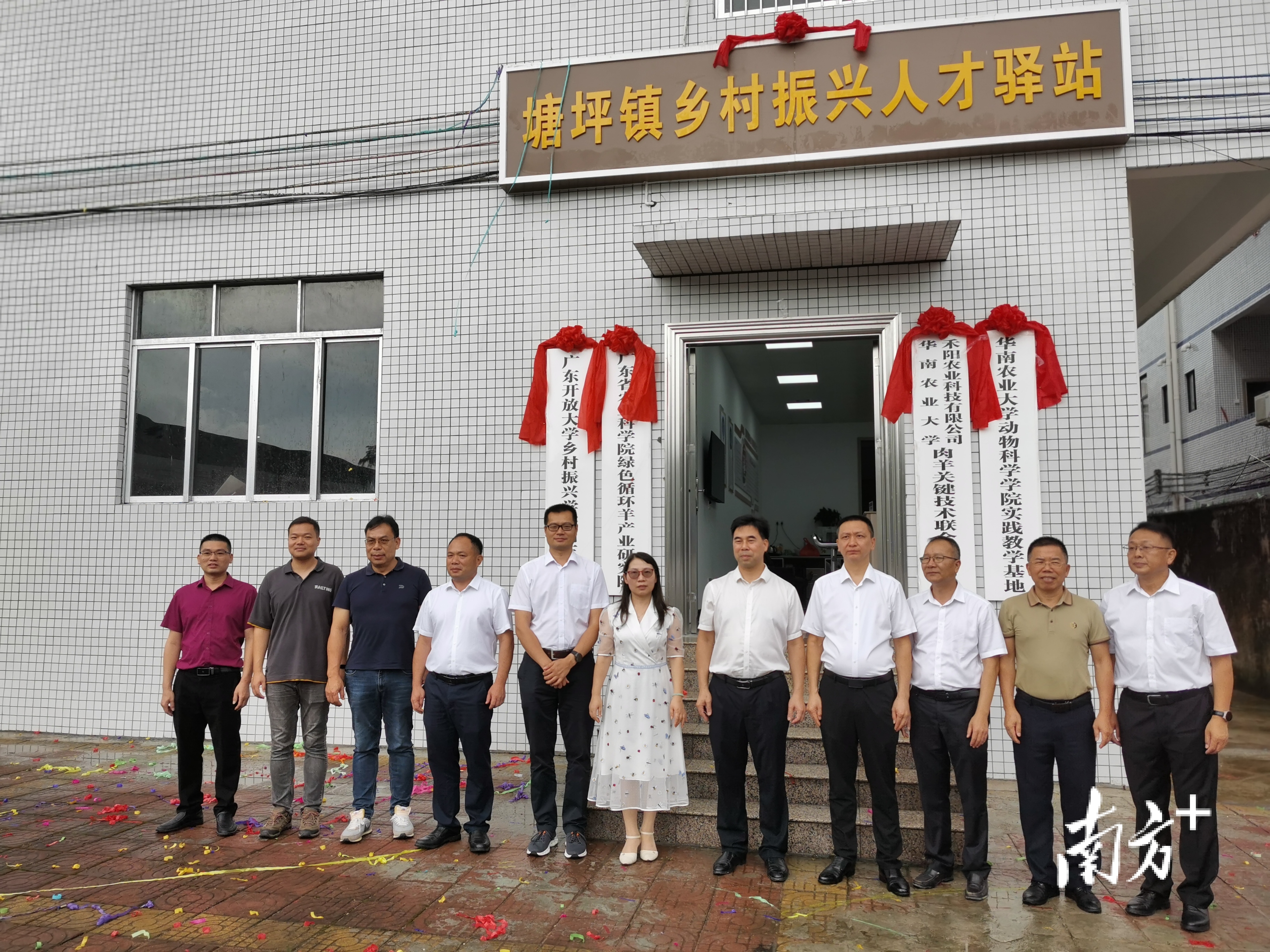 在人才引进方面，阳江市人社局整体推动就业驿站、博士工作站、人才驿站“三站联动”协同增效。