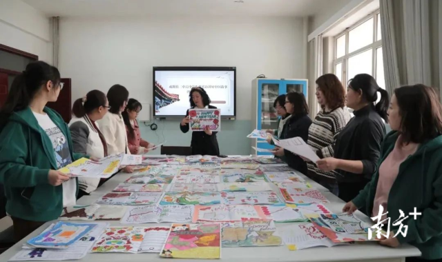 援疆教师沈明正和教师们进行教学研讨。