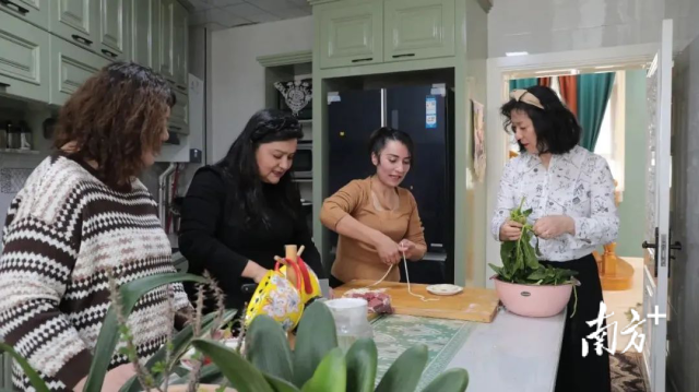 沈明在业余时间和教师们一起做饭。