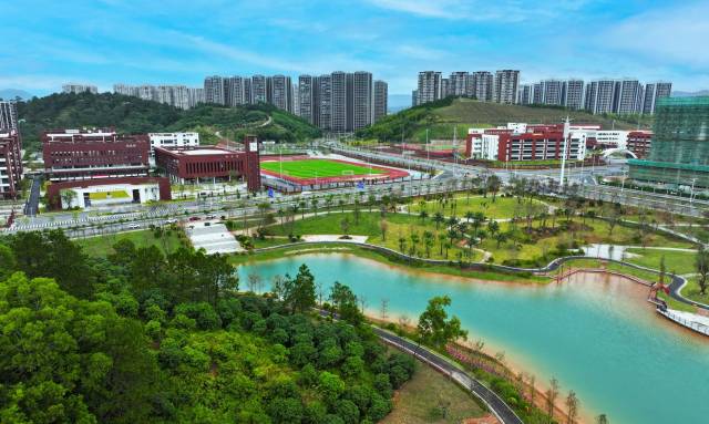 信宜積極推進(jìn)新型城鎮(zhèn)化建設(shè),，打造產(chǎn)興人旺、宜居宜業(yè)的新型城市,。羅林 攝
