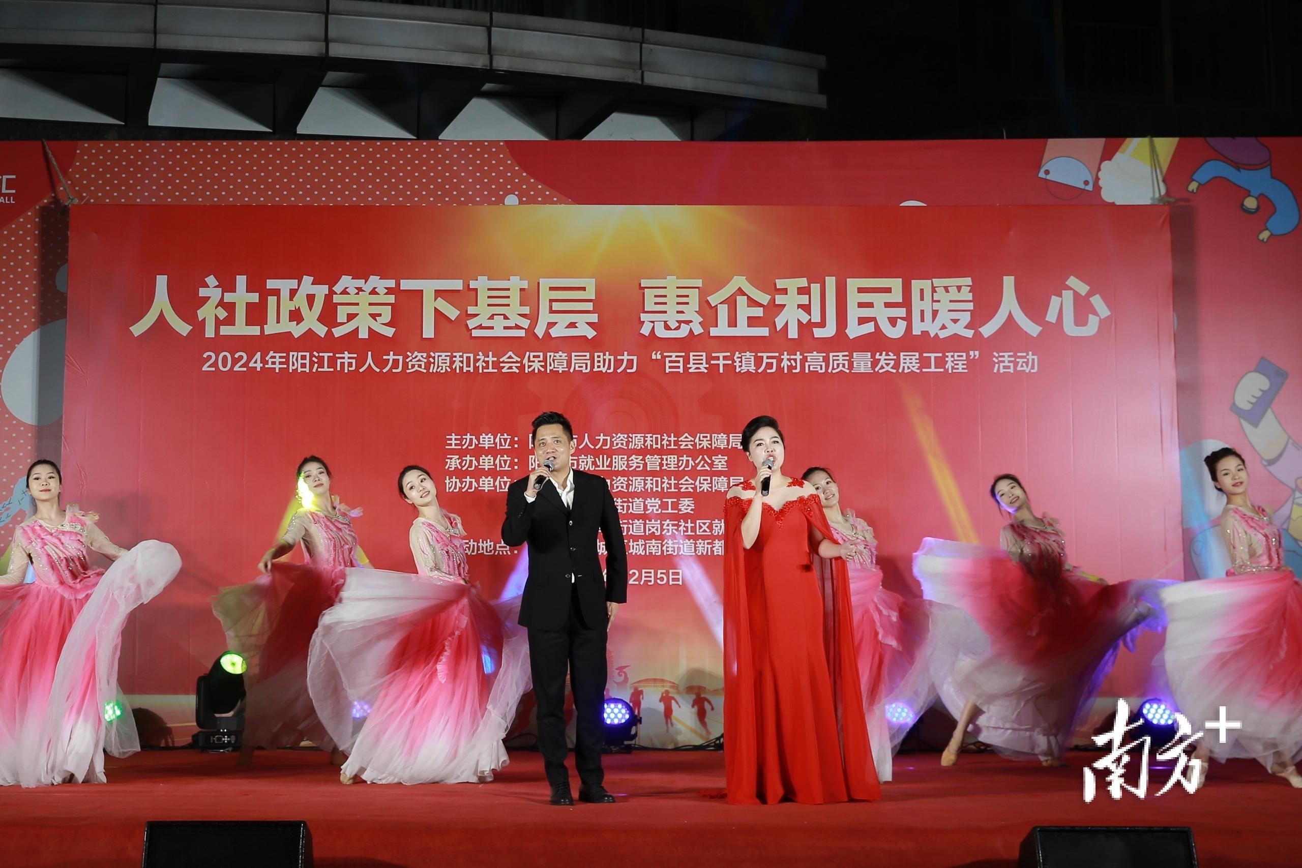 市人社部门以快板表演等群众喜闻乐见的方式到基层宣传人社政策。