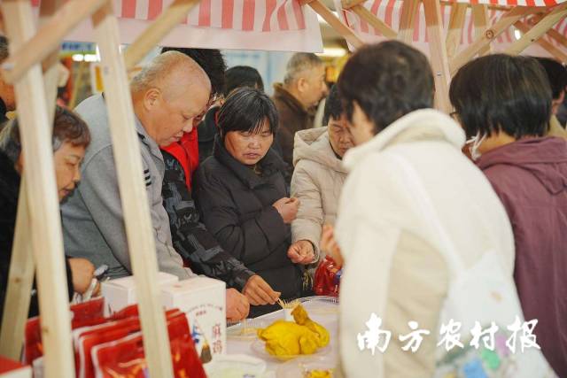 来往市民纷纷品尝清远鸡。