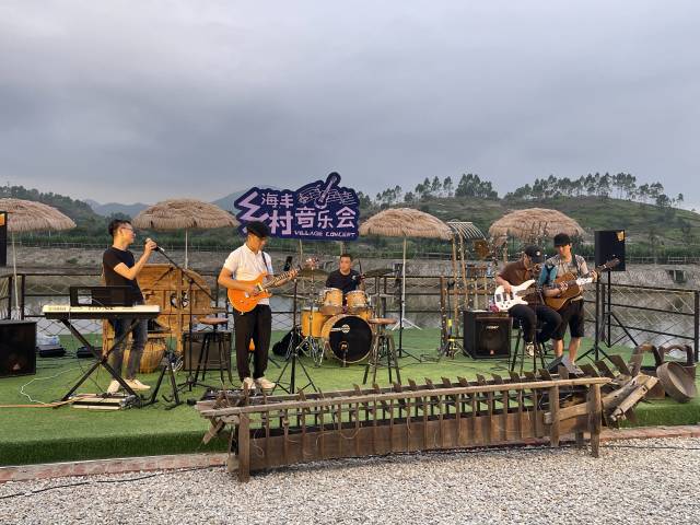 LK乐队在屿见农场举办乡村音乐节。  受访者供图