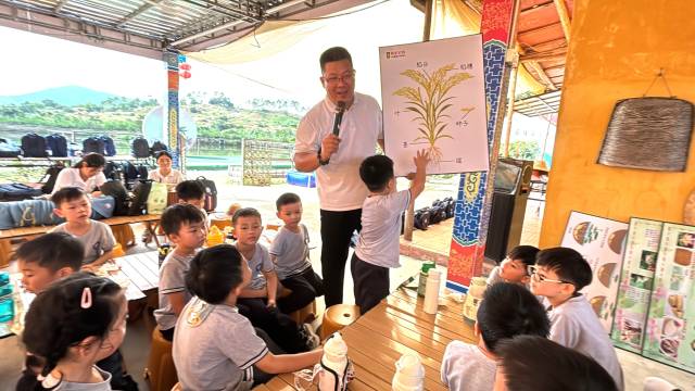 黄嘉华带着孩子开展农耕研学。  受访者供图