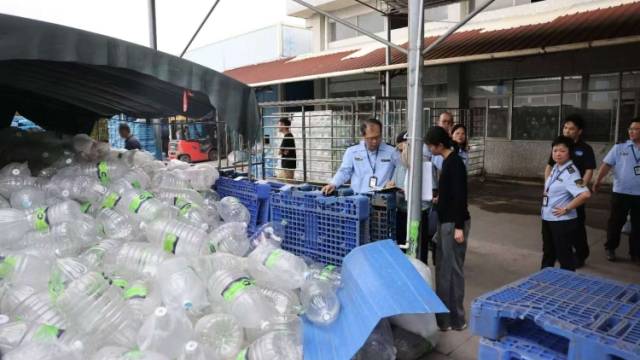 工厂回收一次性水瓶再装水出售，市场监管局现场查封