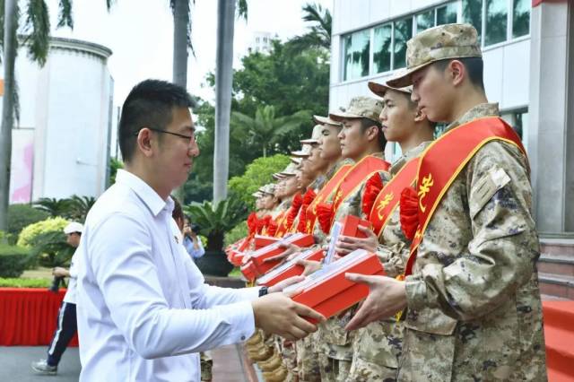 近日，九江镇举行2025年上半年入伍新兵欢送仪式，10余名新兵身着戎装、胸佩红花即将奔赴军营。