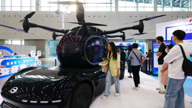 低空经济起飞，亿航壕发持股激励，狂揽算法大神