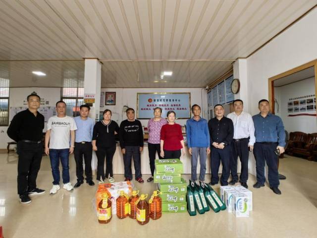 廣金期貨副總經(jīng)理王海鴻一行到揚美村慰問老黨員及脫貧戶