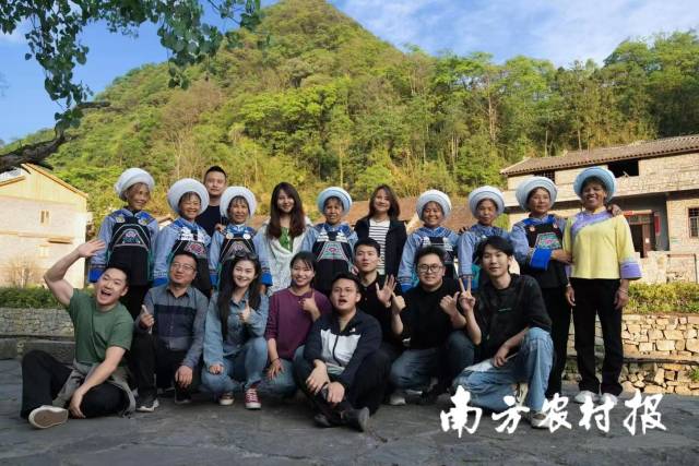 在村里的年轻人”创业团队和当地驻村干部一起，带着当地一群平均年龄50多岁的留守妈妈，经营乡村旅游。