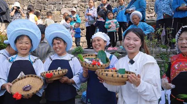 在村里的年轻人”创业团队组织民俗活动。