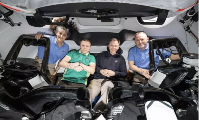 着陆地球前一小时，宇航员们开始脱掉宇航服。