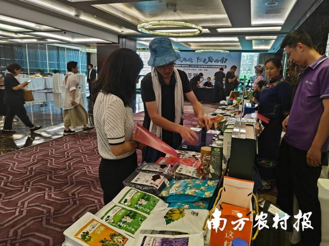 在粤黔协作工作队惠州惠城驻黔西南册亨工作小组的协助下，册亨农产品组团赴深圳参展。