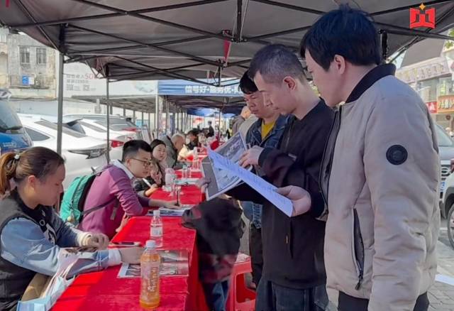 2025年江门市人力资源服务赋能制造业汇才专场招聘会上，就职者络绎不绝。图源：广东江门人力资源服务产业园