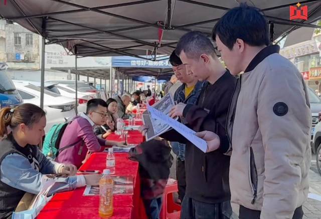 2025年江门市人力资源服务赋能制造业汇才专场招聘会上，就职者络绎不绝。图源：广东江门人力资源服务产业园