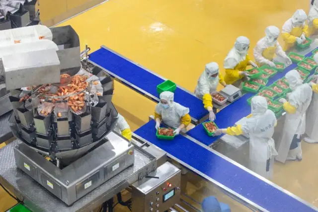 广东恒兴肇庆预制菜中心生产线。赖家乐 摄