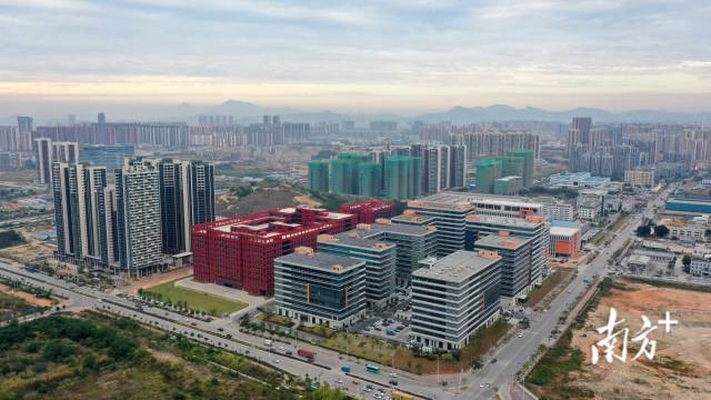 在深圳坪山区之侧，大亚湾开发区高标准布局建设新兴产业园。南方日报记者 梁维春 摄 