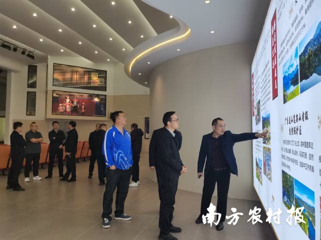 参观乡村振兴孵化基地。