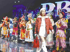 南方日报 | 英歌舞飒，服装秀美