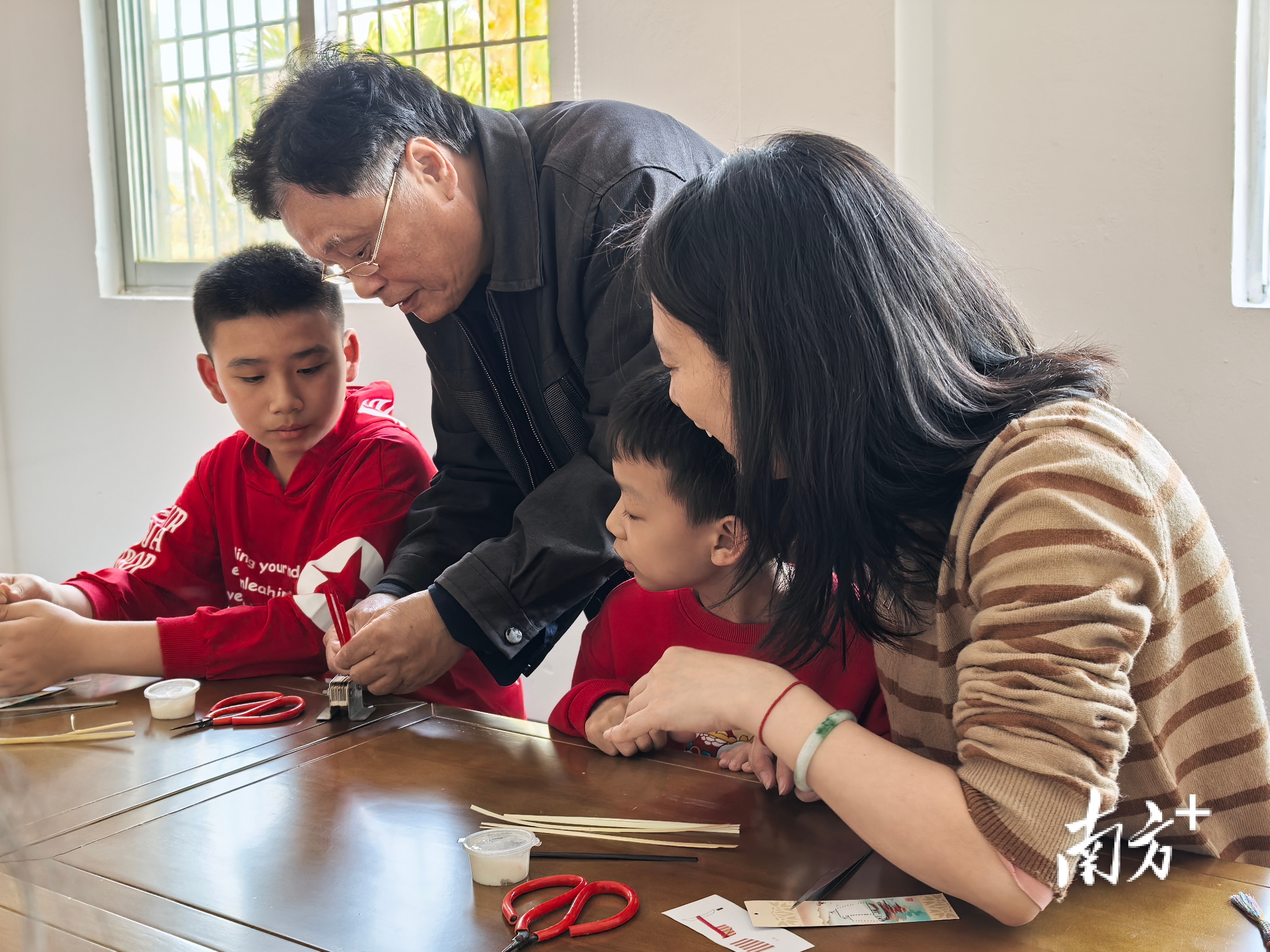 亲子共读+红色打卡+非遗潮玩，潮州这场学雷锋活动把乡村变成精神课堂, image size:4096x3072