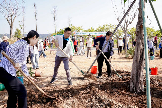 “绿美广东 青年先行——我为横琴种棵树”植树活动。