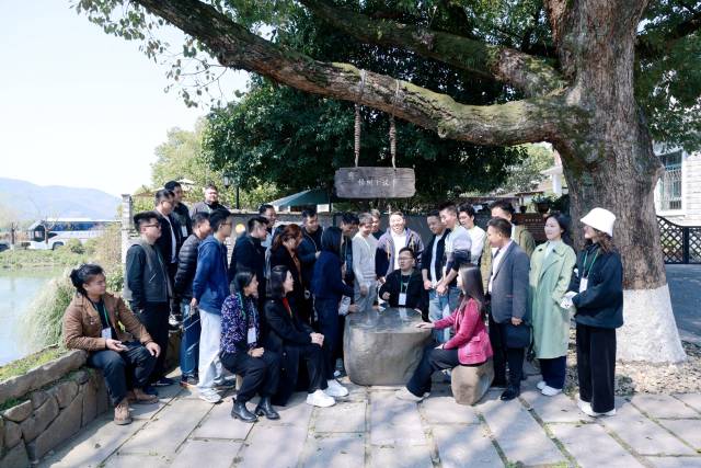 学员们在小古城村樟树下模拟民主协商。 学员们在小古城村樟树下模拟民主协商。