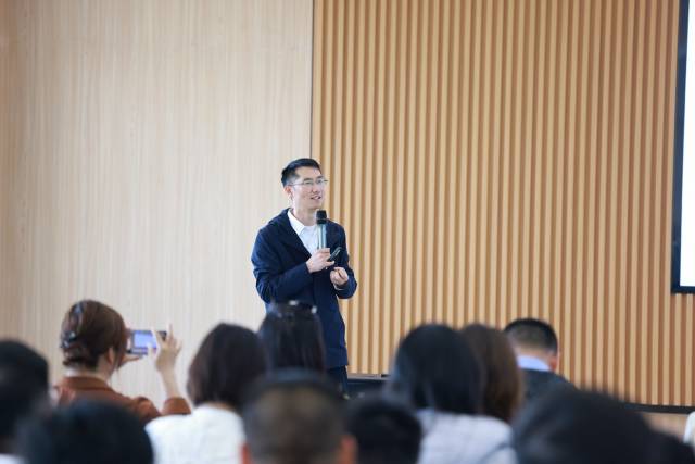 永安村乡村职业经理人刘松进行座谈会分享乡村运营经验。 永安村乡村职业经理人刘松进行座谈会分享乡村运营经验。