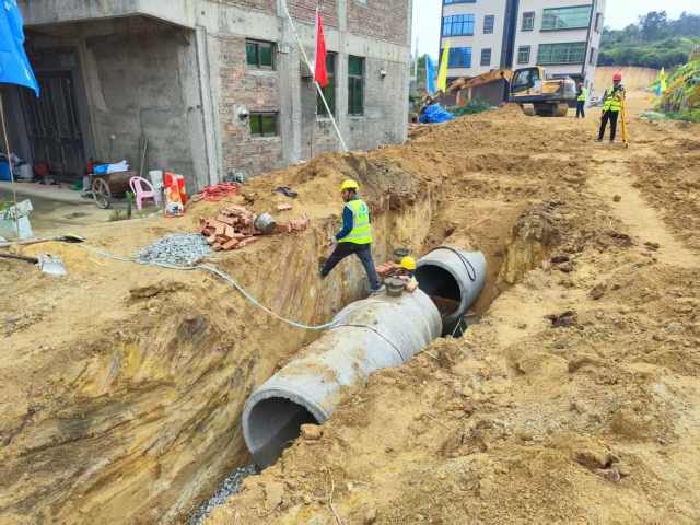 南溪村新寨八米巷排涝工程施工现场。  