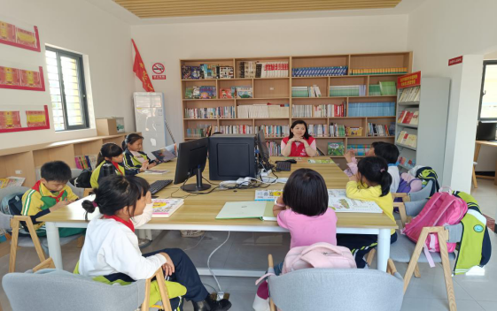 驻电海街道工作队在安乐村委会面前山村“好心书吧”开展“学党史”、举办“童心向党”阅读会、“我心中的榜样”等主题活动。  受访者供图