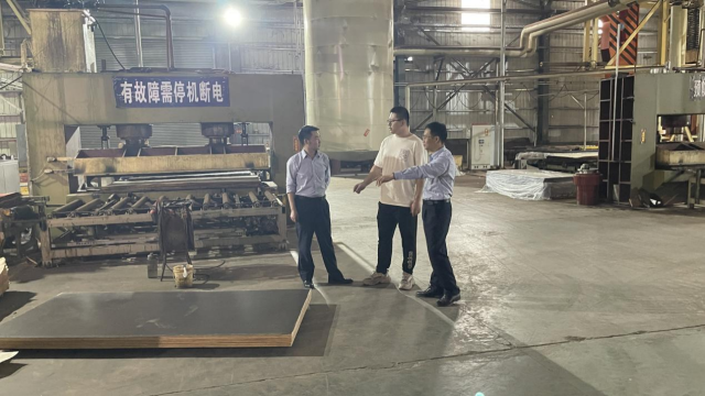邮储银行韶关市分行工作人员到仁化县某胶合板有限公司开展调研。