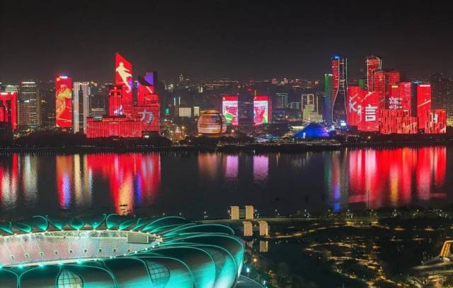 3月22日晚,杭州钱江新城上演灯光秀,为中国足球队加油。图源:潮新闻客户端 3月22日晚,杭州钱江新城上演灯光秀,为中国足球队加油。图源:潮新闻客户端