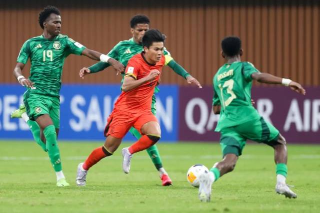 2月22日,在广东深圳举行的2025亚足联U20亚洲杯四分之一决赛中,中国队球员蒯纪闻(右二)在比赛中带球突破。图源:新华社 2月22日,在广东深圳举行的2025亚足联U20亚洲杯四分之一决赛中,中国队球员蒯纪闻(右二)在比赛中带球突破。图源:新华社