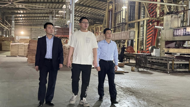 邮储银行韶关市分行工作人员走访生产车间。