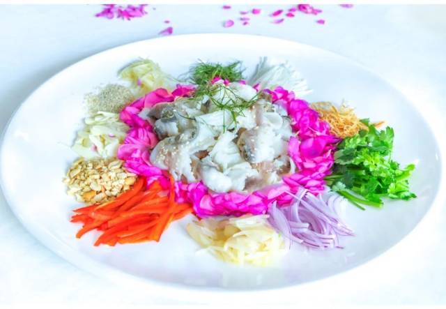 “齐齐捞起脆鲩片”菜品让食客一次品尝到荼薇花的细腻与脆肉鲩的爽脆。