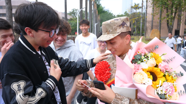 阿迪力江·买海提入伍前,老师同学为他送行,送上鲜花。 阿迪力江·买海提入伍前,老师同学为他送行,送上鲜花。