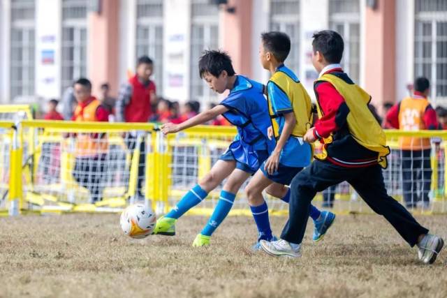 长兴县夹浦镇中心小学,学生在参加校园足球联赛。图源:潮新闻客户端 长兴县夹浦镇中心小学,学生在参加校园足球联赛。图源:潮新闻客户端