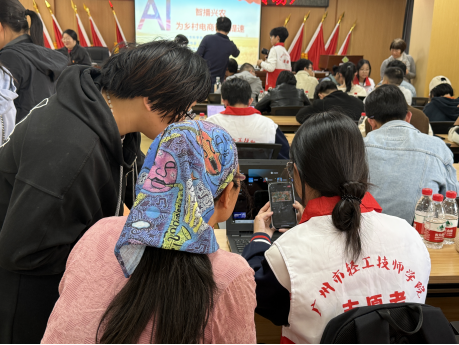 学员们利用手机AI工具制作短视频 学员们利用手机AI工具制作短视频