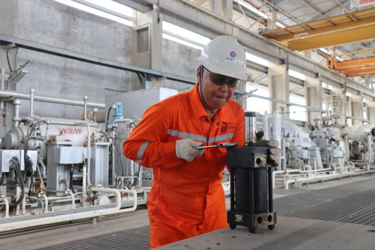 施时楷对燃气轮机一级可调导叶控制油动缸进行检修。 施时楷对燃气轮机一级可调导叶控制油动缸进行检修。