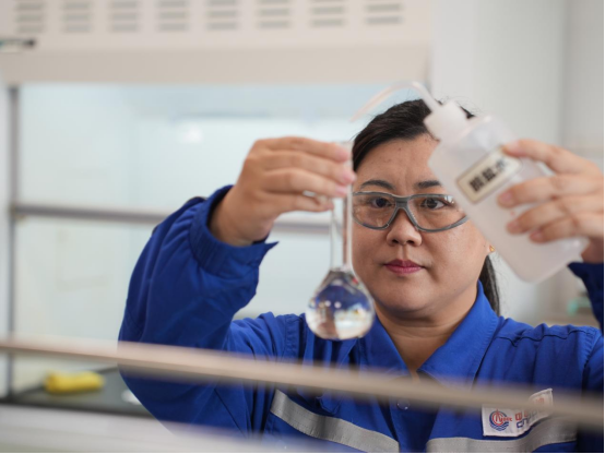 徐小杰正在进行定容操作。 徐小杰正在进行定容操作。